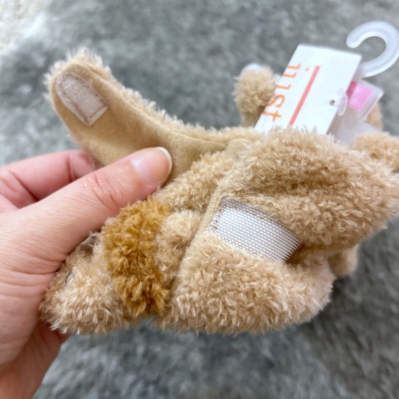 NWT Carters Newborn Lion Fuzzy Slippers - Picture 4 of 8